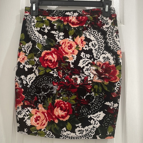Material Girl floral skirt with lace detail size small new with tags NWT - Picture 2 of 4